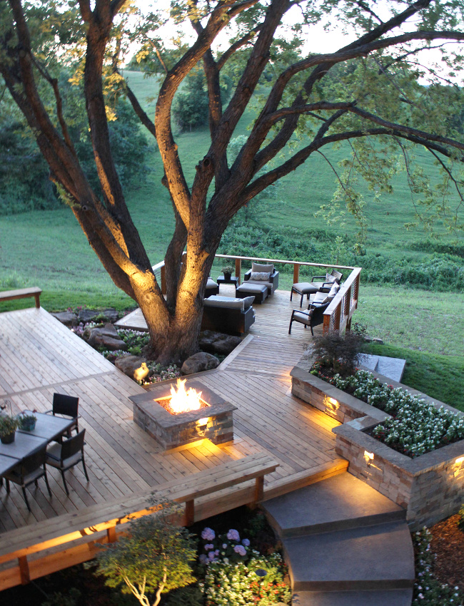 Arbre majestueux + terrasse sur mesure + feu de bois = le bon mix