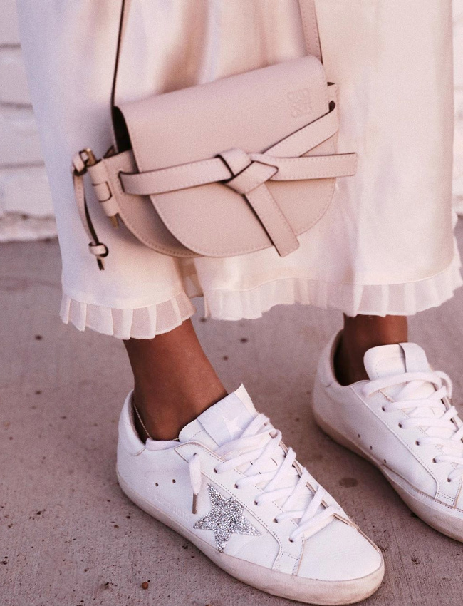 Sac rose poudr� non girly + jupe l�g�re + baskets blanches = le bon mix