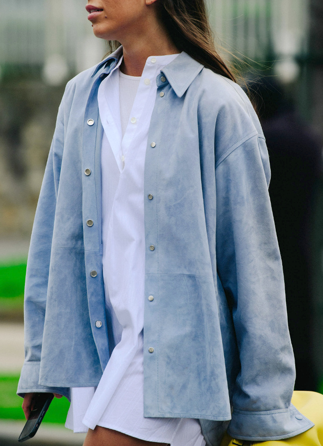 Port�e sur une mini robe liquette, la surchemise en daim prend tout son sens !