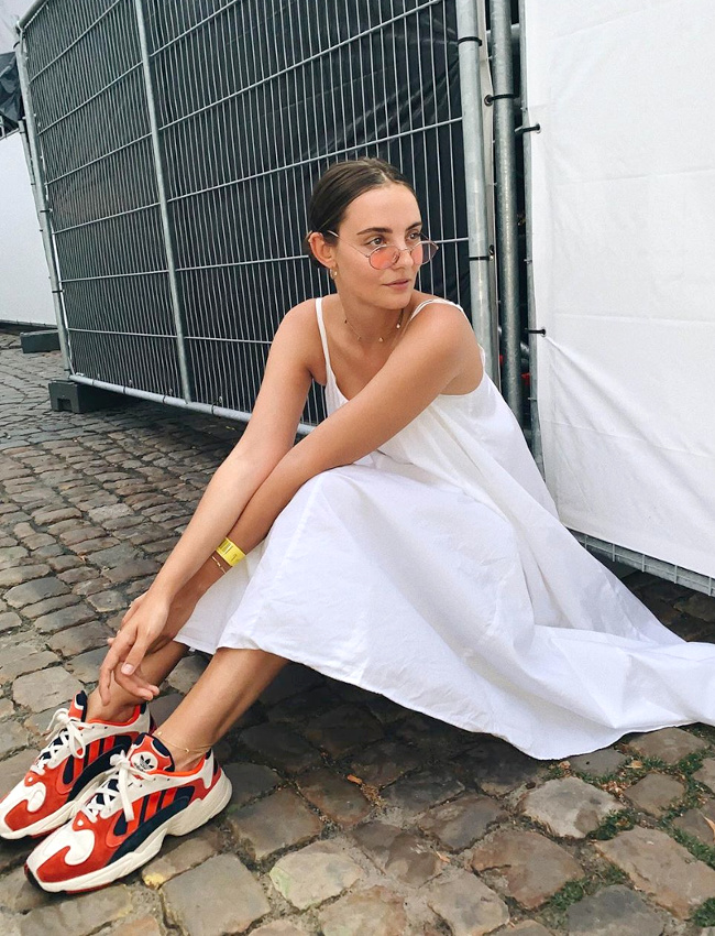 Robe estivale blanche � fines bretelles + baskets color�es = le bon mix