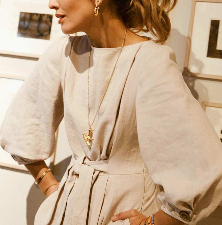 Travaill� sur des volumes f�minins et mari� � des bijoux modernes, le beige gagne en chic