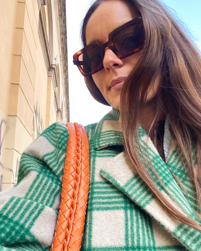 Rien de tel qu'une paire de lunettes de stars pour twister un manteau � carreaux !