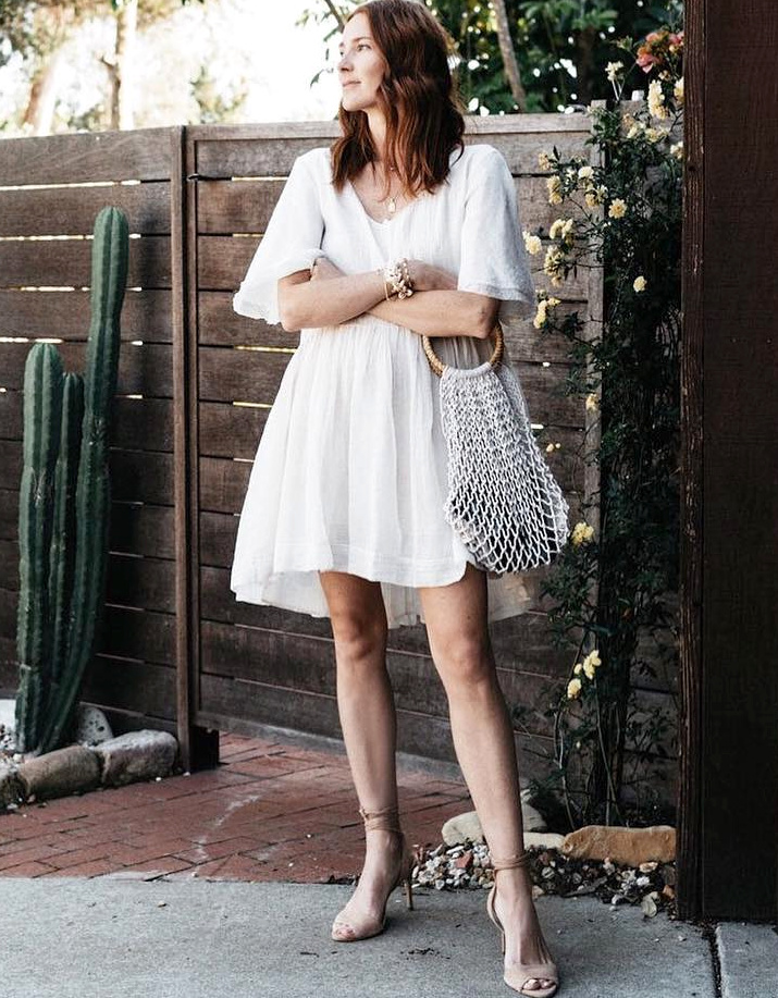 Mini robe ample blanche + fines sandales � talons = le bon mix