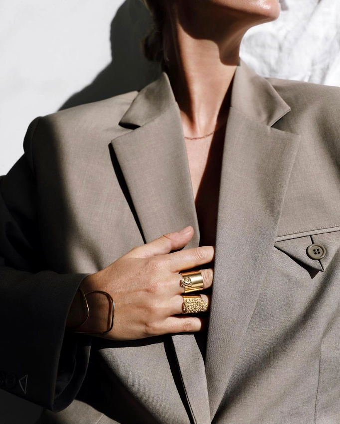 Blazer masculin + bijoux dor�s = le bon mix