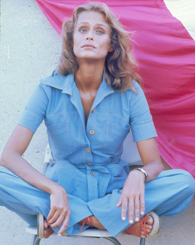 �l�gante et casual, la combinaison en jean clair brille par son intemporalit� !