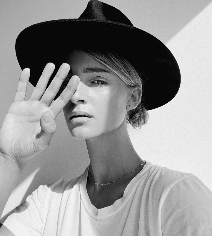 F�dora + tr�s fine cha�nette + tee-shirt loose blanc = le bon mix