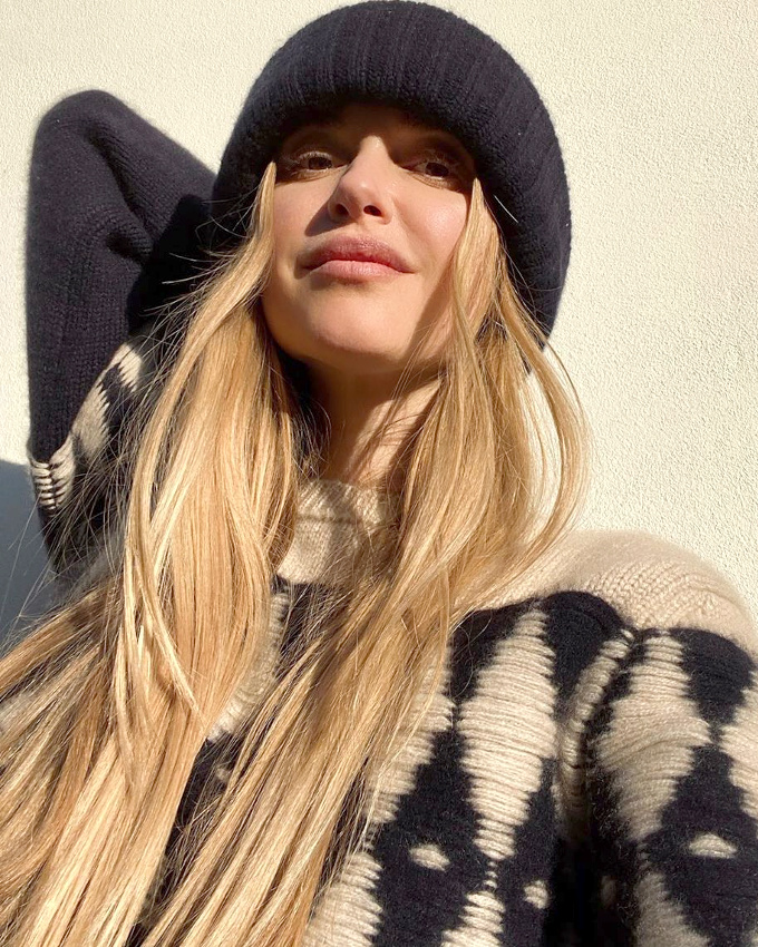 Bonnet noir douillet + longs cheveux blonds = le bon mix