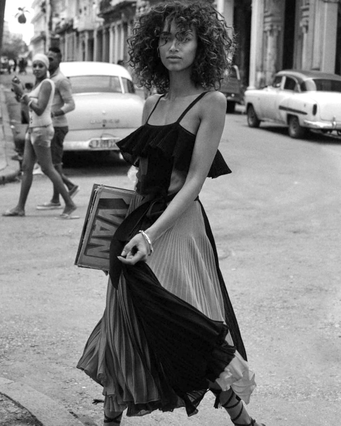 Boucles folles + pliss� vaporeux = le bon mix