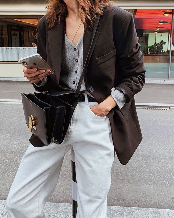 Rien de tel qu'un gilet fin port� � m�me la peau sous un blazer oversize !