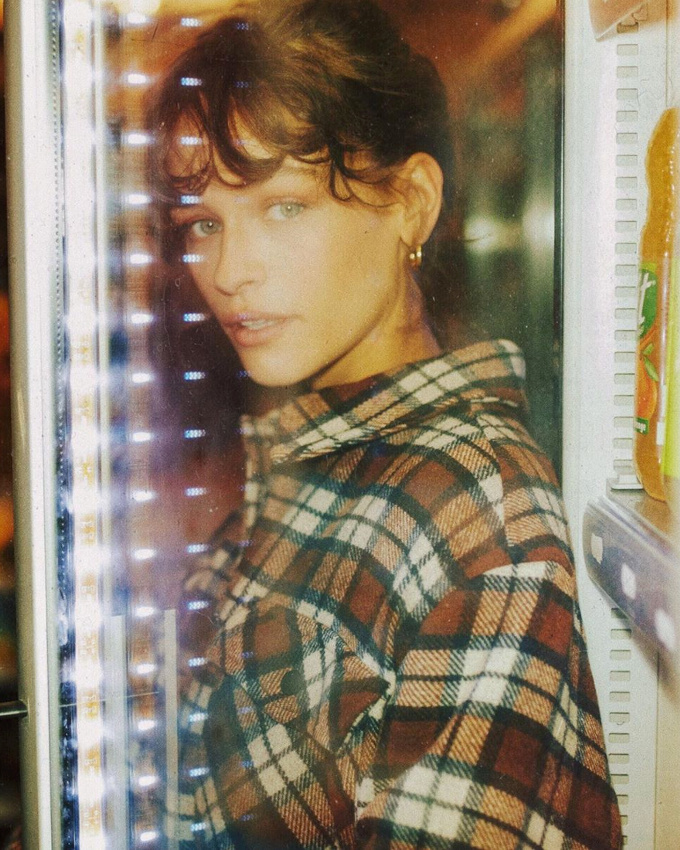 Port�e ton sur ton avec un pull douillet, la surchemise � carreaux gagne en d�sirabilit� !