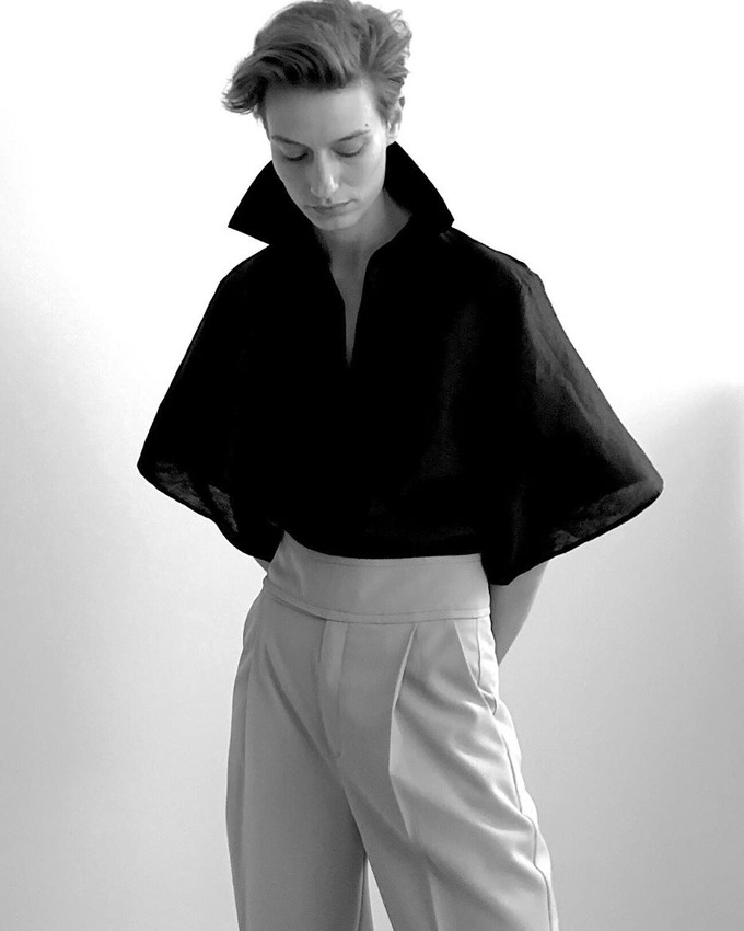 Coupe courte + volumes audacieux = le bon mix