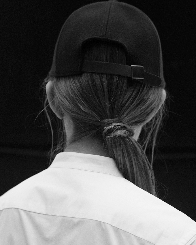 Casquette monochrome + queue de cheval basse chic = le bon mix