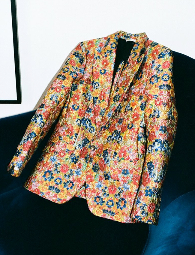 Certains v�tements ne sont pas appell�s pas � �tre port�s, juste admir�s...