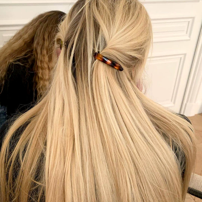 Deux barrettes �cailles + longue chevelure blonde = le bon mix