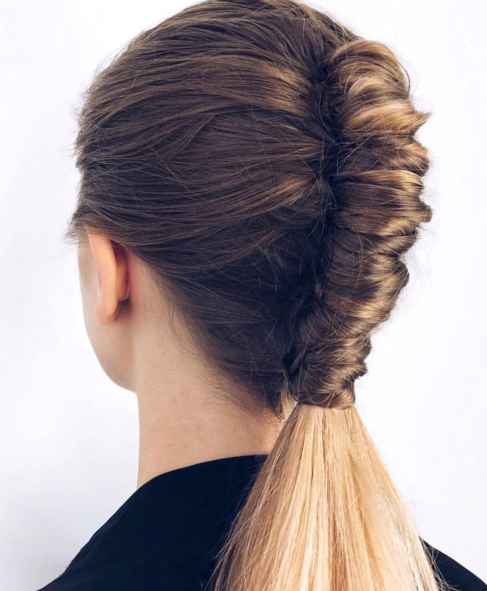 Oui au mix chignon banane/queue de cheval !