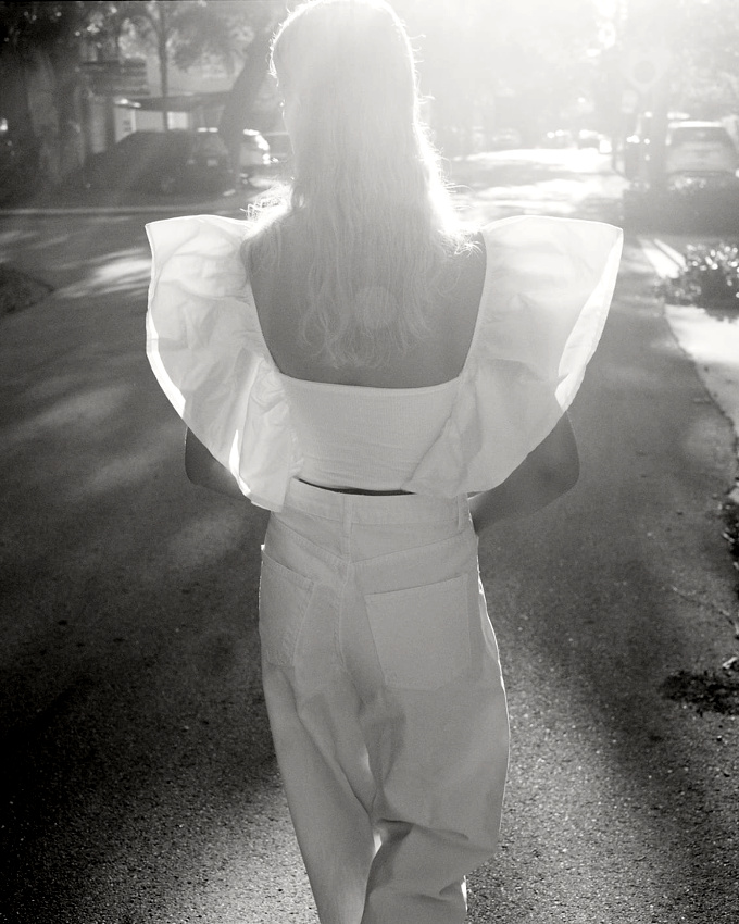 Le total look blanc autorise-t-il les volumes insolites ? Vous avez 3 heures !