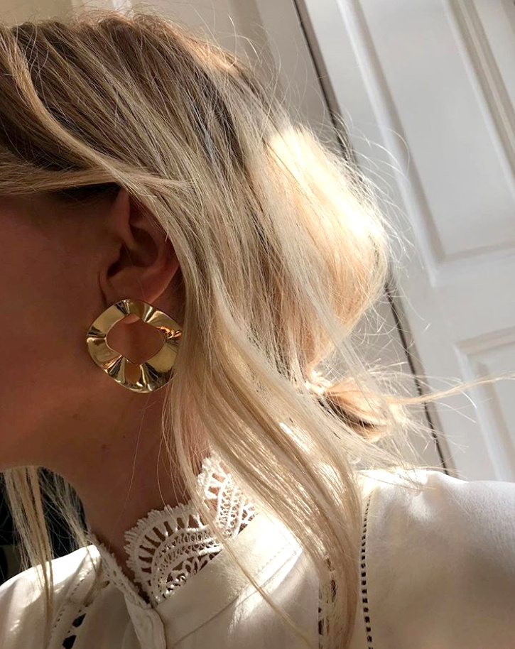 Boucles d'oreilles dor�es + col en dentelle + coiffure coiff�e/d�coiff�e = le bon mix