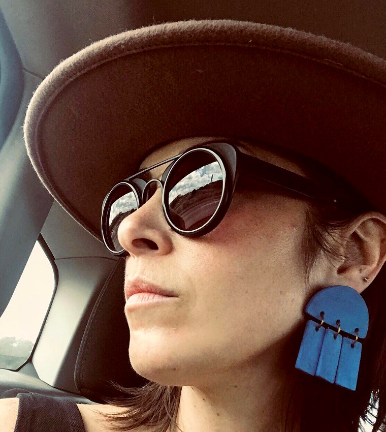 Chapeau tabac + boucles d'oreilles bleu c�rul�en = le bon mix