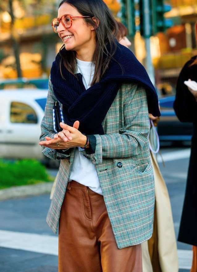 Oui au pantalon en cuir port� en mode casual/boyish !