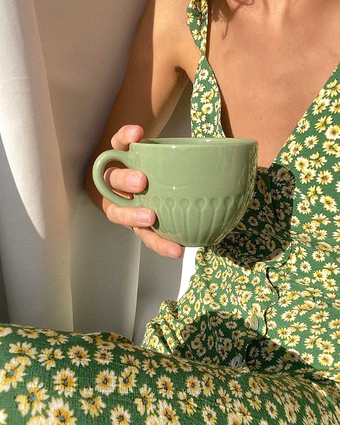 Petit plaisir furtif : siroter une grande tasse de th� dans la lumi�re du matin...