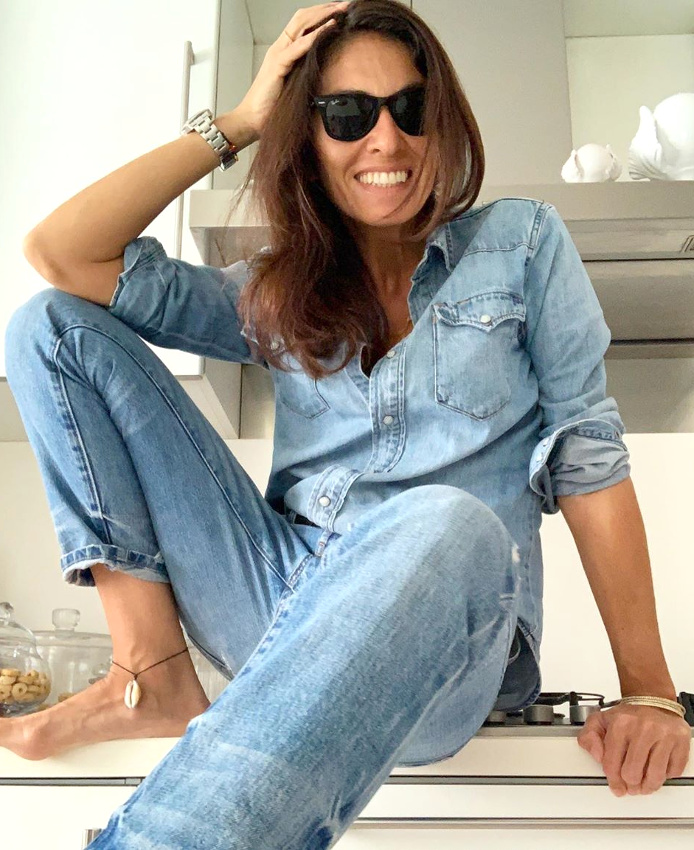 Total look jean + maxi sourire + bijoux discrets = le bon mix