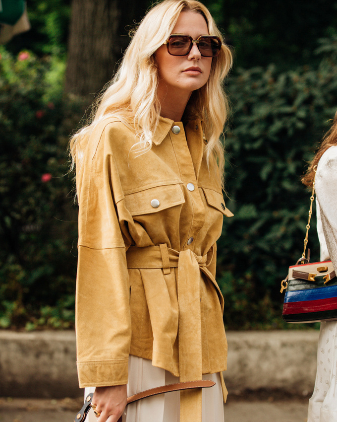 La chemise en daim semble vouloir faire de l'ombre � sa consoeur en denim