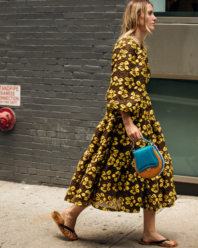 Toujours penser � all�ger ses maxi robes via une paire de tongs...