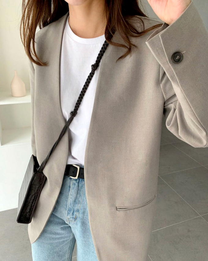Oui au trio blazer �pur�/tee-shirt blanc/petit sac en cuir textur� !