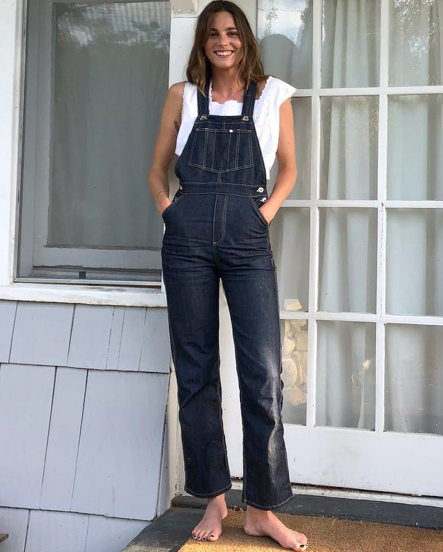 Blouse blanche sans manches + salopette en jean + teint h�l� = le bon mix