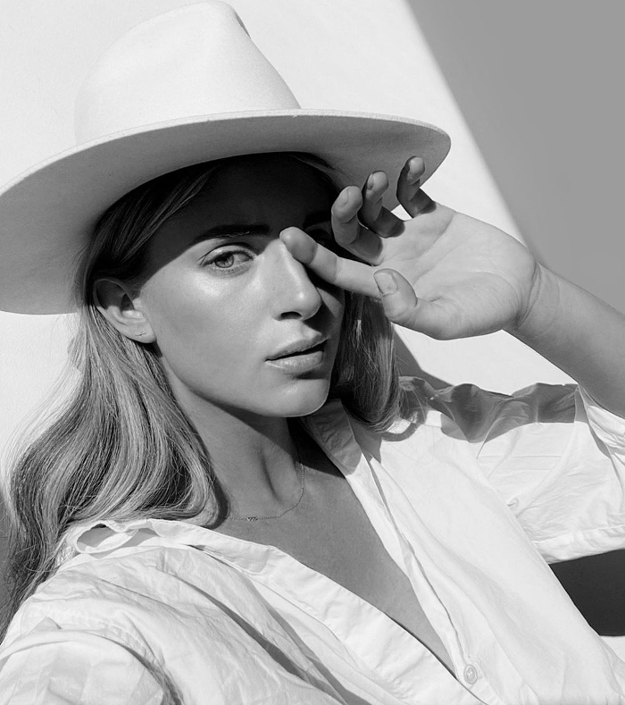 Fedora + chemise masculine = le bon mix