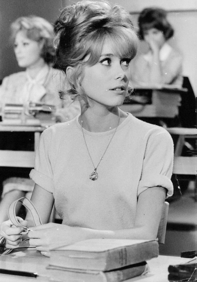 M�lant roulottage de manches, fin collier et frange a�rienne, ce look a tout bon !