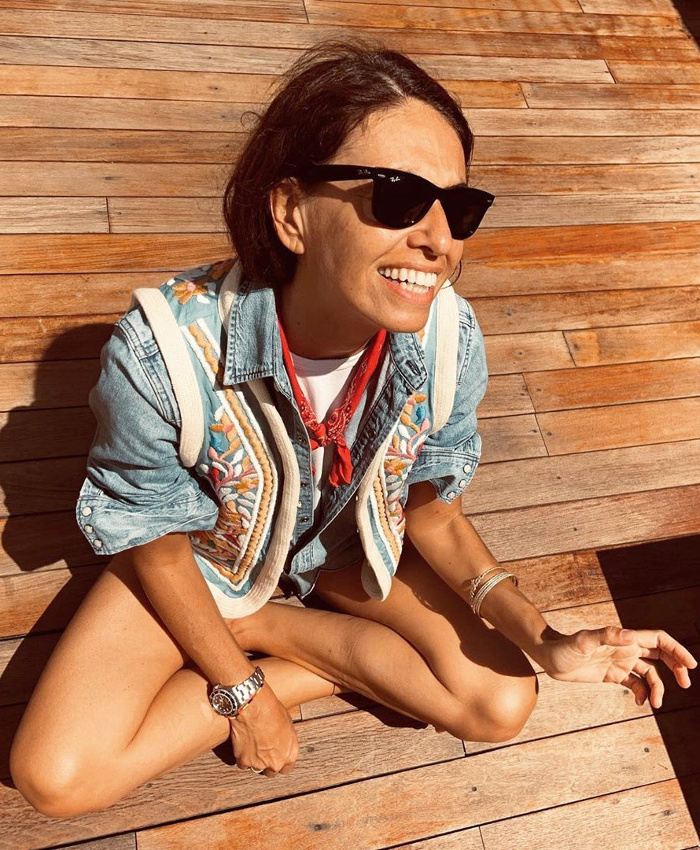 Chemise en jean + gilet sans manches brod� + tee-shirt blanc + wayfarers = le bon mix