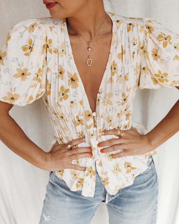 Oui au duo blouse esprit forties/jean l�g�rement destroyed !