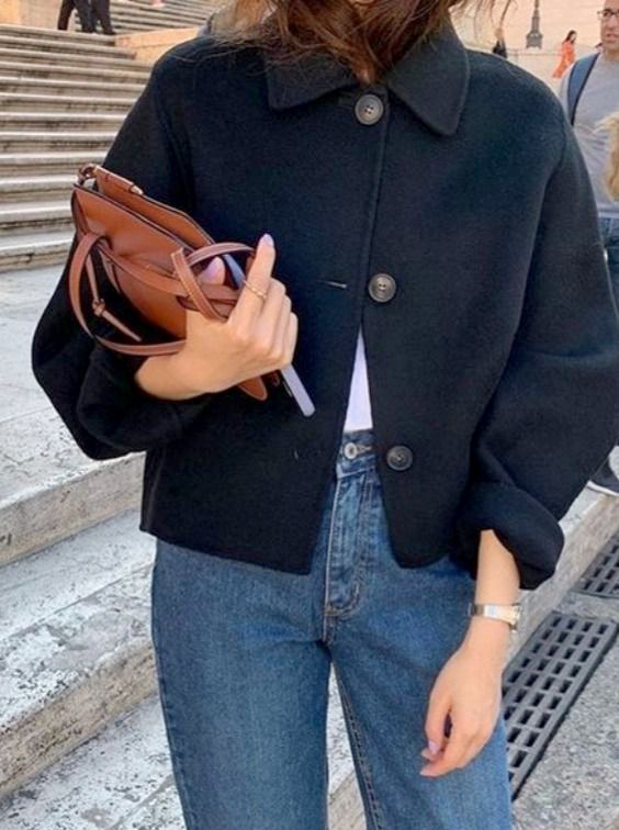 Ne jamais sous estimer le potentiel de chic du manteau court...