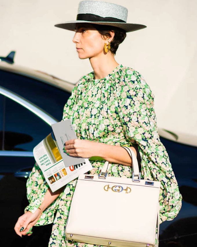 Mini robe fleurie et volumineuse + chapeau rigide = le bon mix