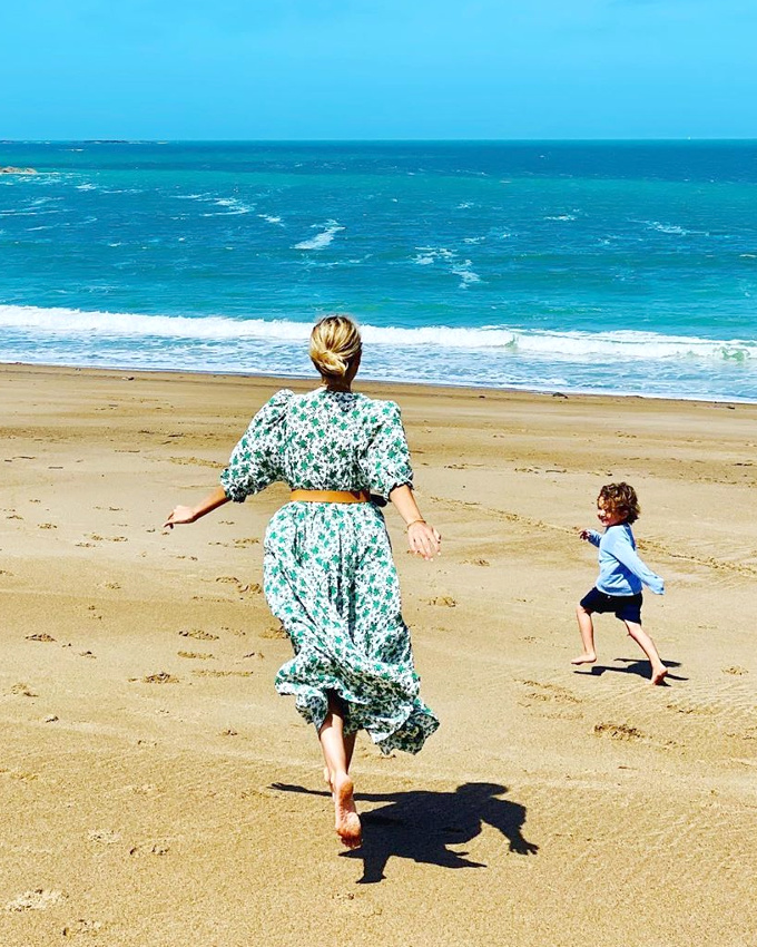 Wanted : une longue robe verte imprim�e pour courir sur la plage !
