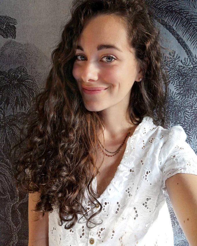 Boucles sublimes + sourire lumineux + top en broderie anglaise = le bon mix