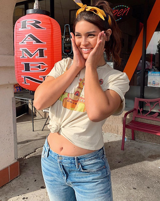 Le tee-shirt nou� sur le devant, bien plus nonchalamment cool que le top cropped !