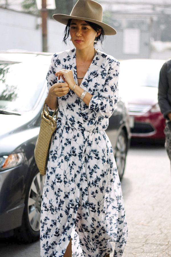 M�lant chapeau boyish et robe portefeuille � l'imprim� m�lancolique, ce look a tout bon !