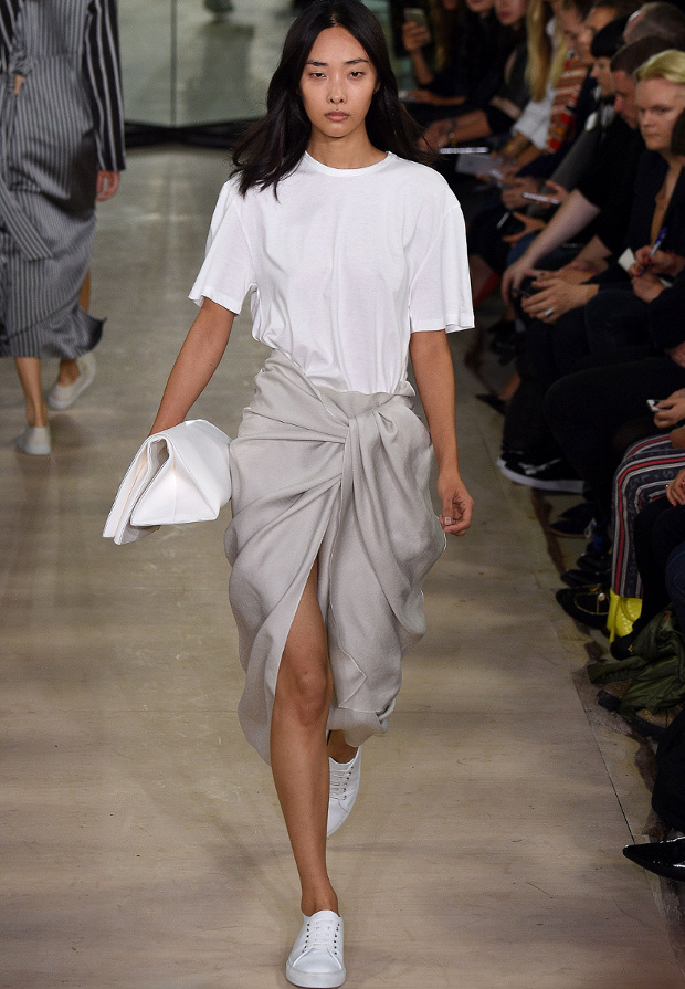 Tee-shirt blanc + jupe par�o satin�e + baskets blanches = le bon mix