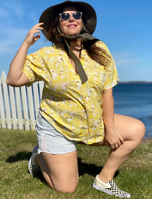 Short en jean + chemise funky type hawa�enne + chapeau en toile kaki = le bon mix