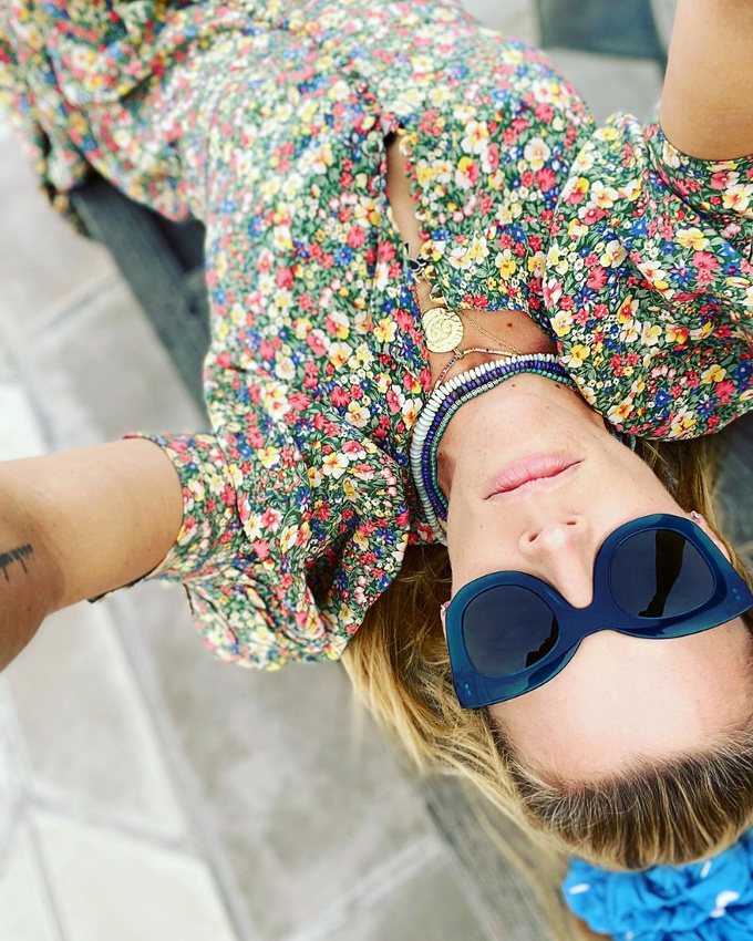 Oui au mix robe longue fleurie/colliers sentant bon la plage !