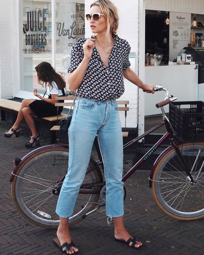 Rien de tel qu'un chemisier imprim� � manches courtes pour offrir au jean une d�gaine subtilement forties !