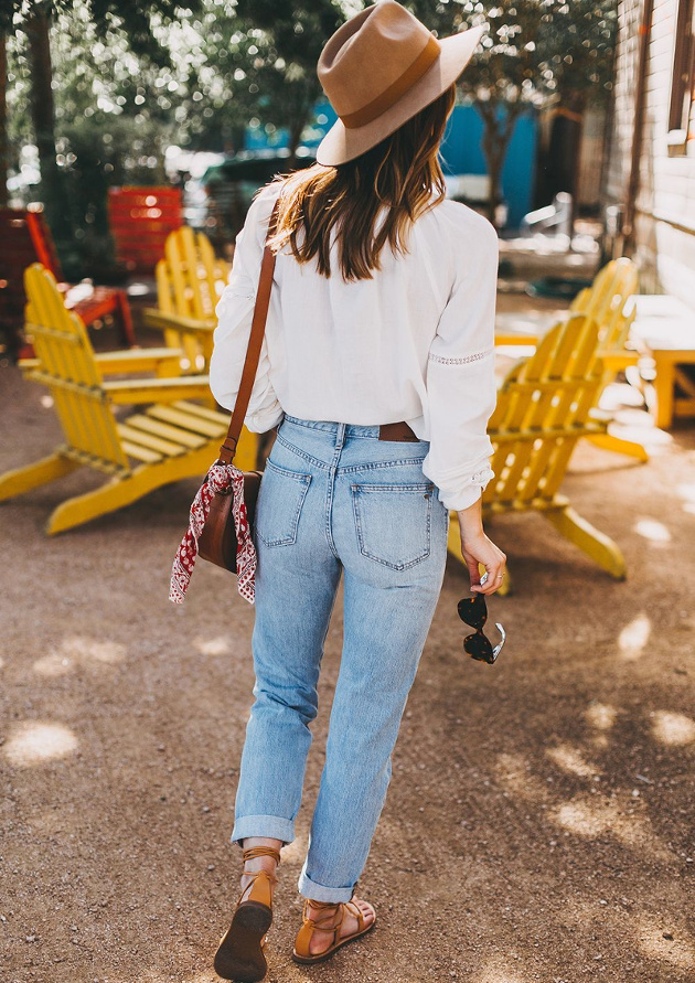 Blouse blanche + jean droit d�lav� roulott� sur la cheville + sandales caramel = le bon mix