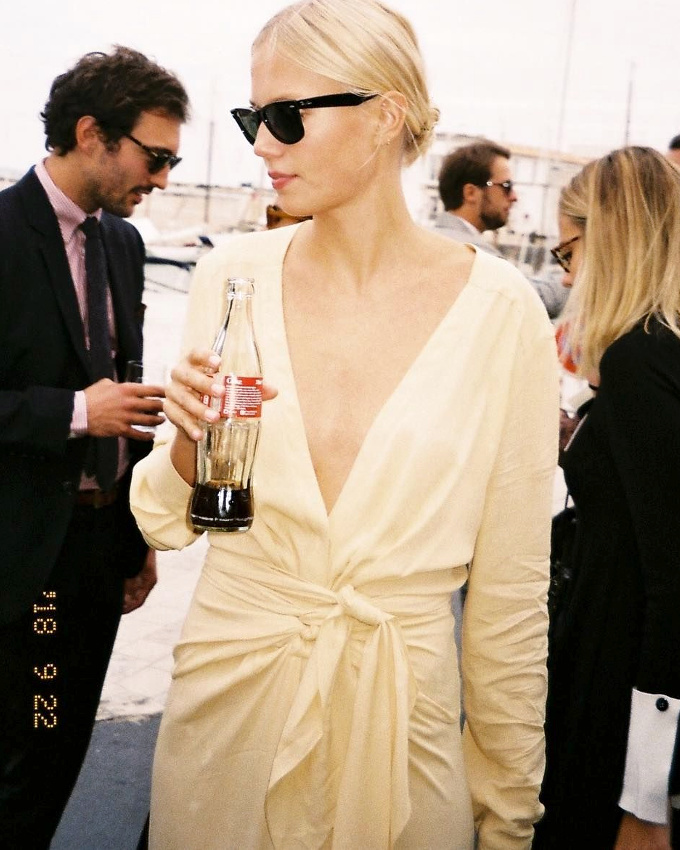 M�lant glamour sobre et wayfarers noires, ce look a tout bon !