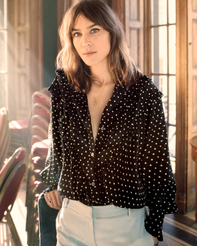 Ample blouse volant�e � pois blancs sur fond noir + pantalon blanc = le bon mix