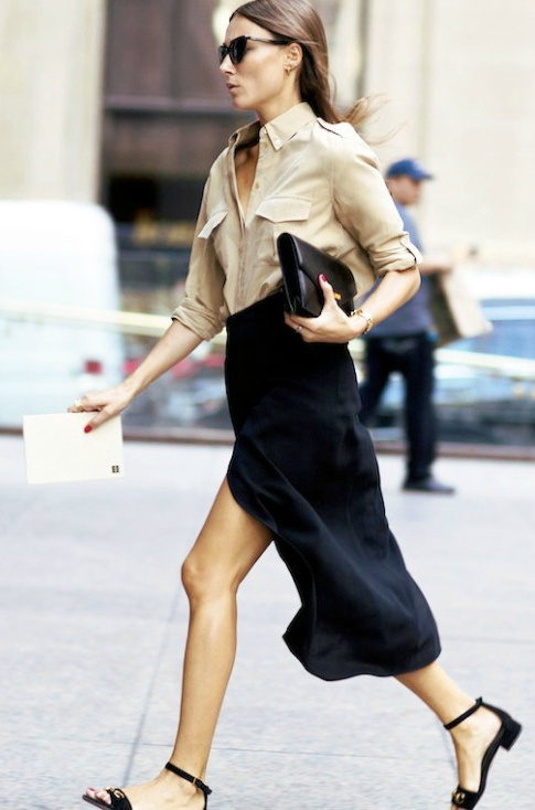 Sensuel et boyish, le duo jupe fluide hautement fendue/chemise utilitaire a tout bon !