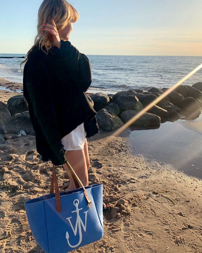 Pull ample + petit short l�ger + bord de mer = le bon mix