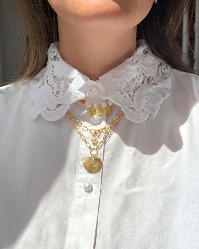 Col vintage + colliers fins et d�licats = le bon mix