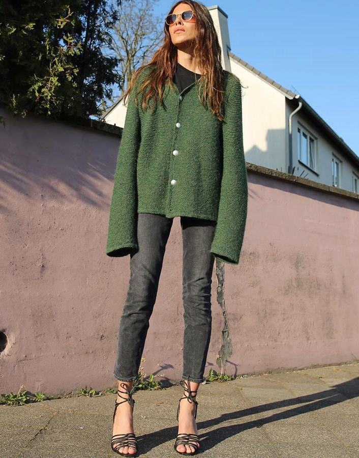 Oui au trio gilet BCBG trop grand/slim court sur la cheville/sandales � talons et fines lani�res !